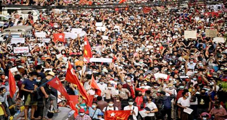 বিক্ষোভে উত্তাল হয়ে উঠেছে মিয়ানমার