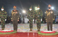 প্রথম প্রহরে রাষ্ট্রপতি ও প্রধানমন্ত্রীর পক্ষে পুষ্পস্তবক অর্পণ