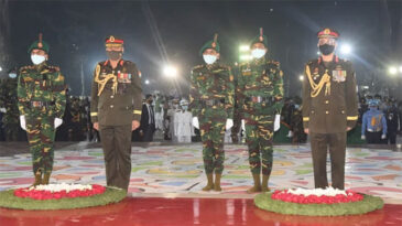 প্রথম প্রহরে রাষ্ট্রপতি ও প্রধানমন্ত্রীর পক্ষে পুষ্পস্তবক অর্পণ