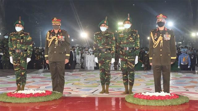 প্রথম প্রহরে রাষ্ট্রপতি ও প্রধানমন্ত্রীর পক্ষে পুষ্পস্তবক অর্পণ