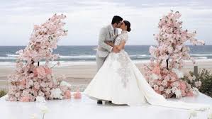 চুটিয়ে প্রেম করে কাটিং হল্যান্ড বিয়ে করে