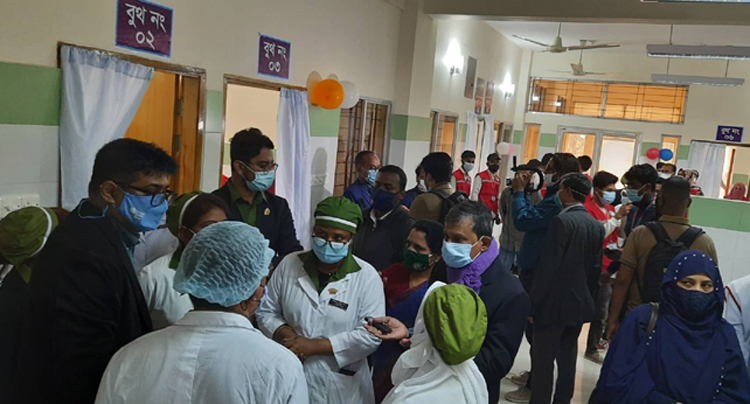 সিলেটে করোনার টিকাদান চলছে