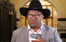 গলায় টাই না পরায় পার্লামেন্ট থেকে সদস্যকে বহিষ্কার