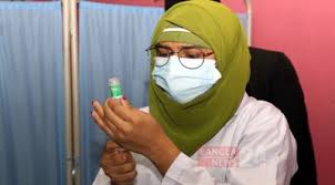 ভয়কে জয় করে করোনার টিকা গ্রহণে এগিয়ে রাজনীতিবীদরা