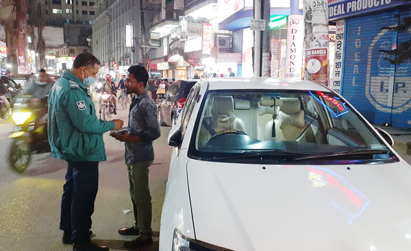 অবৈধভাবে পার্কিং করা ৬টি প্রাইভেট কারকে জরিমানা