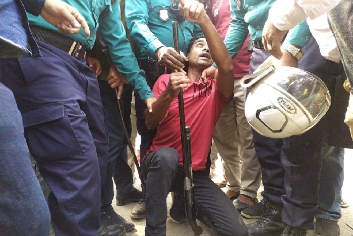 তিন রাউন্ড গুলি উদ্ধার : আগ্নেয়াস্ত্রসহ একজনকে আটক