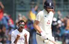 ৫০ ওভারের মধ্যেই অলআউট ইংল্যান্ড