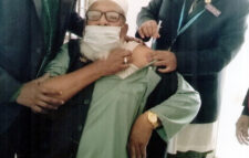 সিলেটে করোনার টিকা নিলেন বীর  মুক্তিযোদ্ধা সিদ্দেক আলী তালুকদার