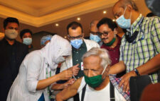 করোনাভাইরাসের টিকা নিয়েছেন ডা. জাফরুল্লাহ চৌধুরী