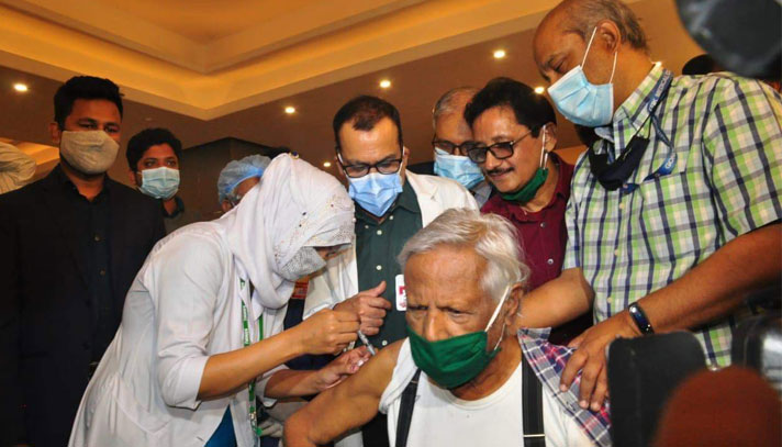 করোনাভাইরাসের টিকা নিয়েছেন ডা. জাফরুল্লাহ চৌধুরী