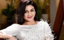 ছুটিতে ঢাকা ফিরতে চাইছেন না জয়া