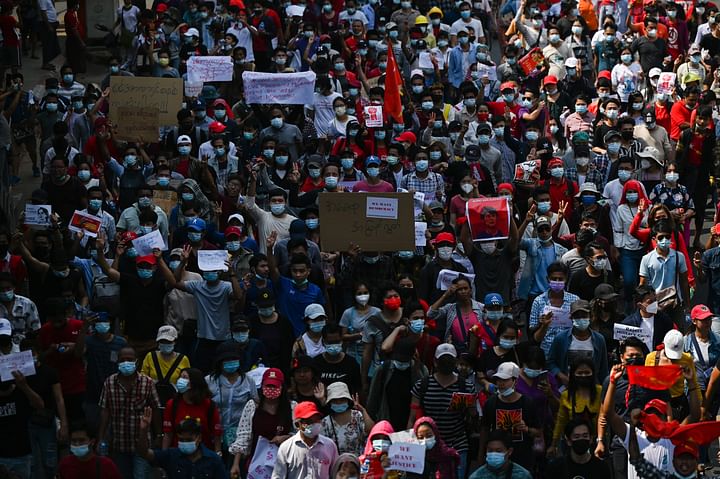মিয়ানমারে দ্বিতীয় দিনের মতো চলছে গণবিক্ষোভ