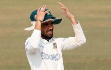 আম্পায়ারদের কেন বোলারদের টুপি ধরে রাখতে দেওয়া হয় না ?