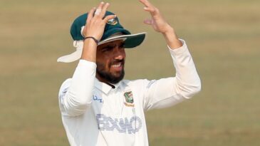 আম্পায়ারদের কেন বোলারদের টুপি ধরে রাখতে দেওয়া হয় না ?