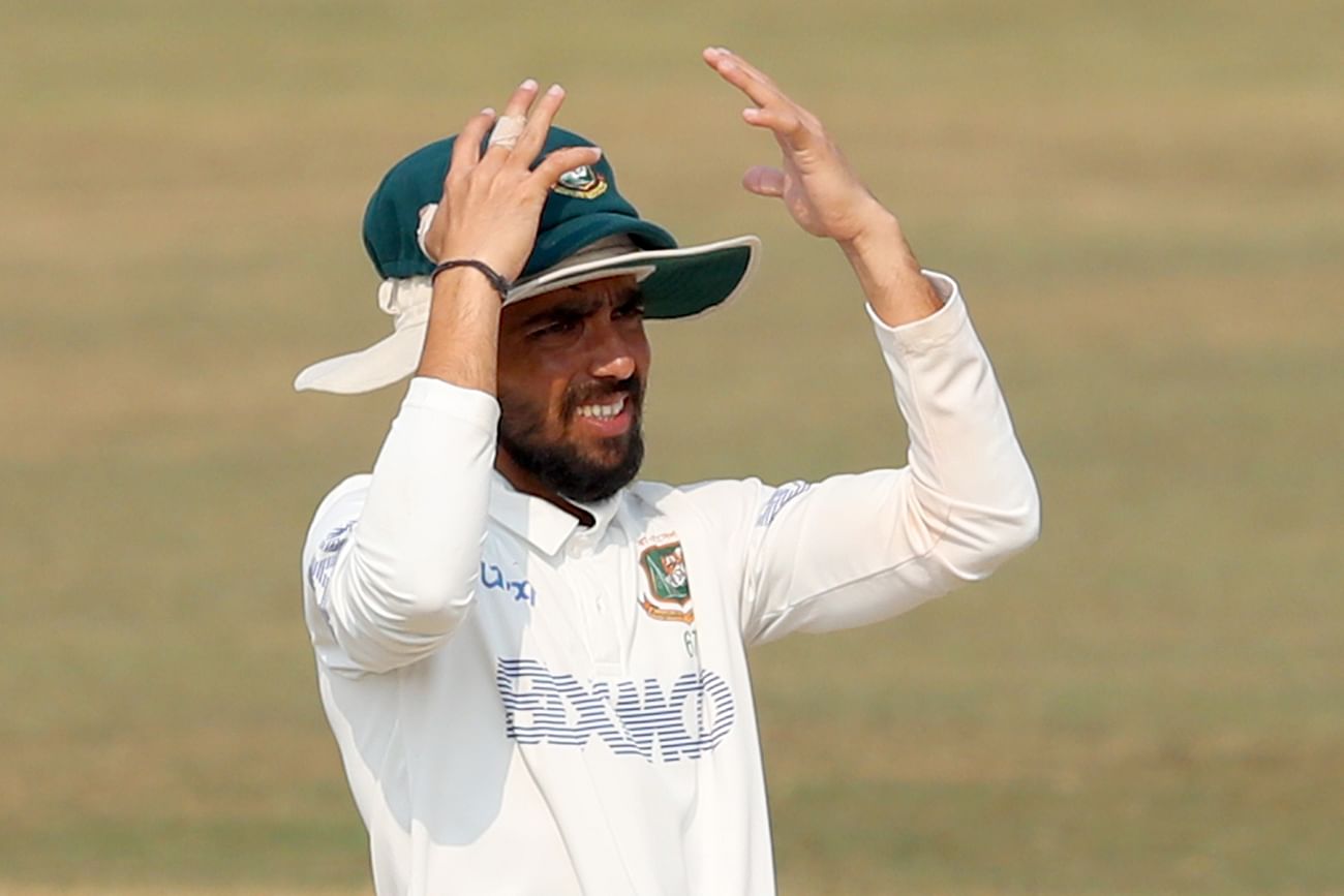 আম্পায়ারদের কেন বোলারদের টুপি ধরে রাখতে দেওয়া হয় না ?