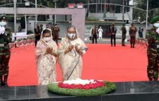 বঙ্গবন্ধুর প্রতিকৃতিতে পুষ্পস্তবক অর্পণ