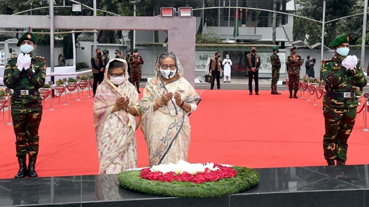 বঙ্গবন্ধুর প্রতিকৃতিতে পুষ্পস্তবক অর্পণ