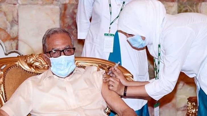 করোনাভাইরাসের টিকা নিয়েছেন রাষ্ট্রপতি