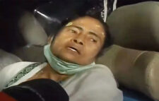নির্বাচনি প্রচারনায় গিয়ে আহত মমতা
