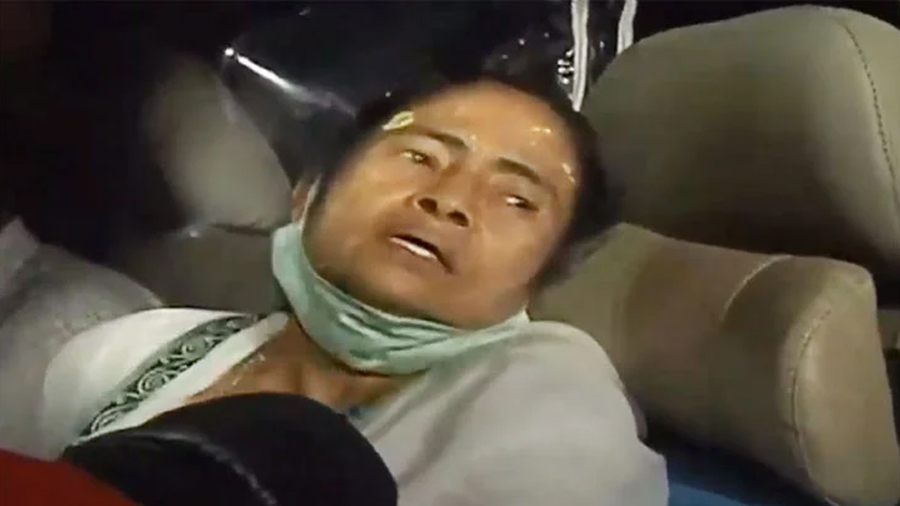নির্বাচনি প্রচারনায় গিয়ে আহত মমতা