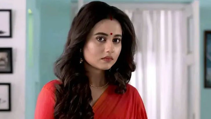 সিঁড়ি থেকে পড়ে আহত স্বস্তিকা