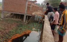 ন্যায্য দাম না পেয়ে টমেটো ফেলে দিচ্ছেন কৃষকরা