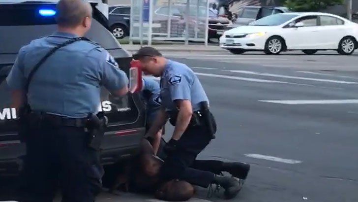 কৃষ্ণাঙ্গ ফ্লয়েডের পরিবার পাচ্ছে ২ কোটি ৭০ লাখ মার্কিন ডলার