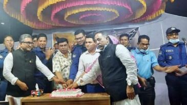 কুলাউড়ায় প্রশাসনের কেক কে‌টে উদযাপ ৭ মার্চ