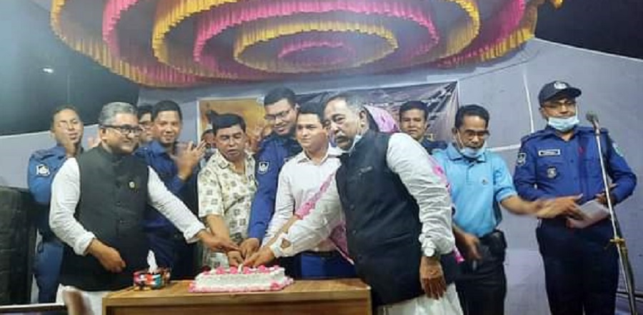 কুলাউড়ায় প্রশাসনের কেক কে‌টে উদযাপ ৭ মার্চ