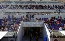 কনসার্ট আয়োজন করে মানুষকে টিকা দেয়া