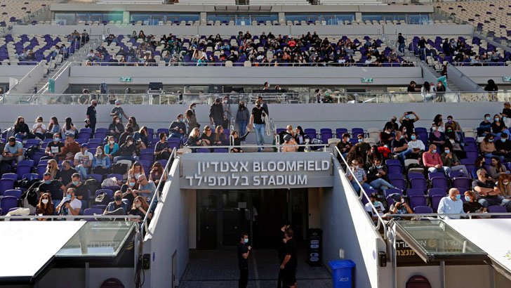 কনসার্ট আয়োজন করে মানুষকে টিকা দেয়া