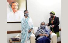 প্রধানমন্ত্রীর পাশে ছিলেন তার ছোটবোন রেহানা