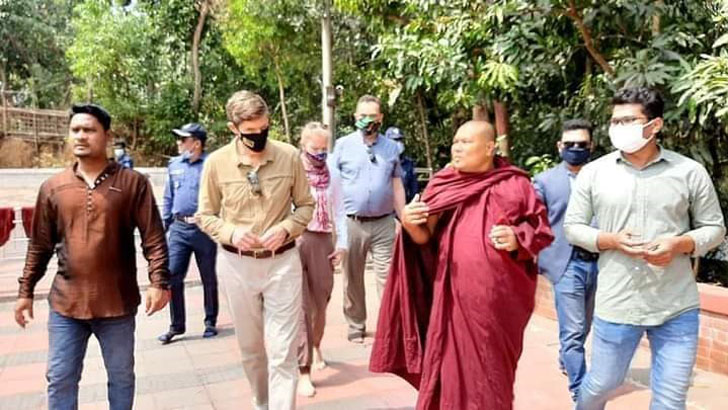 একশো ফুট দীর্ঘ বুদ্ধমূর্তি দেখতে যান রাষ্ট্রদূত রবার্ট
