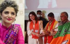 শ্রাবন্তীকে দলে স্বাগত জানিয়ে পতাকা তুলে দেন দিলীপ