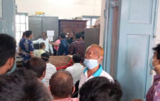 নির্বাহী প্রকৌশলীর কার্যালয়ে আড়াই কোটি টাকার চেক নিয়ে হাতাহাতি