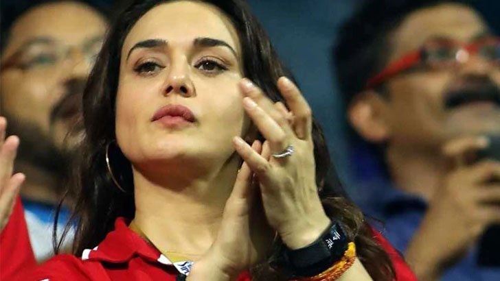 শাহরুখ খান মান বাঁচালেন প্রীতি জিনতার