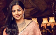 ক্যামেরার সামনেই পোশাক বদল