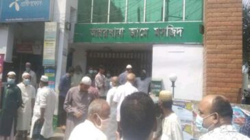 নামাজের সময় মসজিদের গেটে তালা, মুসল্লিদের বিক্ষোভ