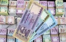 ব্যাংক গ্রাহকদের টাকা হাতিয়ে নিচ্ছে