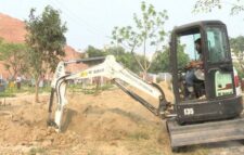 সারি সারি কবর খুঁড়ে রাখা হচ্ছে ঢাকায়