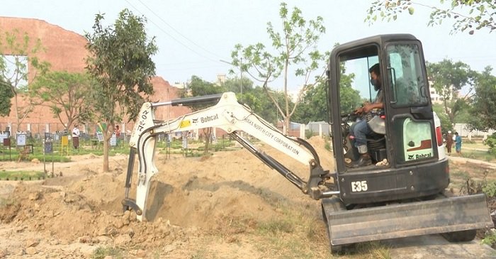সারি সারি কবর খুঁড়ে রাখা হচ্ছে ঢাকায়