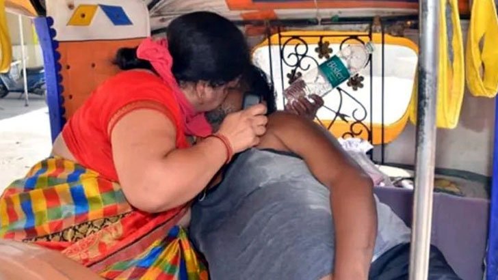 স্বামীকে বাঁচাতে স্ত্রীর প্রাণপণ চেষ্টা