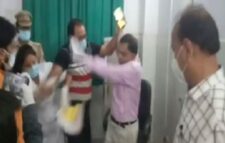 ডাক্তারকে চড় মারলেন নার্স