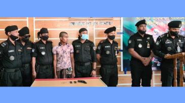 চুল-দাড়ি কেটেও রক্ষা পেলেন না বঙ্গবন্ধুর মুর‌্যাল ভাংচুরকারী সেই যুবক