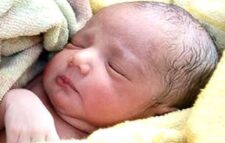 গর্ভের সন্তান মৃত বলে ঘোষণা দেন চিকিৎসক