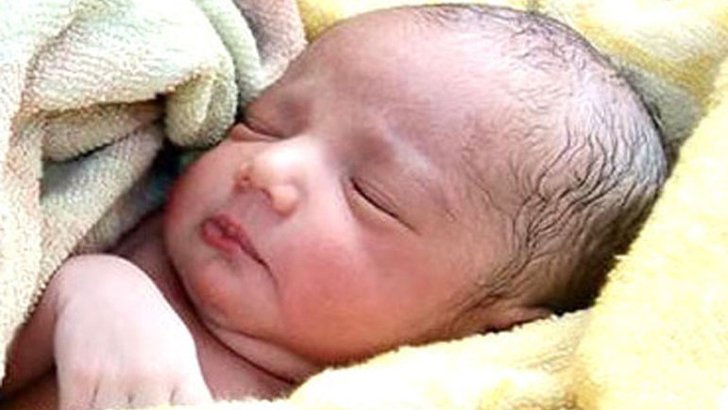 গর্ভের সন্তান মৃত বলে ঘোষণা দেন চিকিৎসক