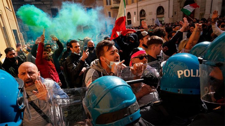 ইতালিতে পার্লামেন্টের বাইরে বিক্ষোভ, সংঘর্ষ