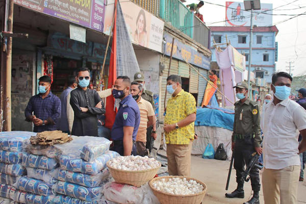 নির্দেশ না মেনে দোকান খোলা রাখায় ১০ দোকানিকে জরিমানা