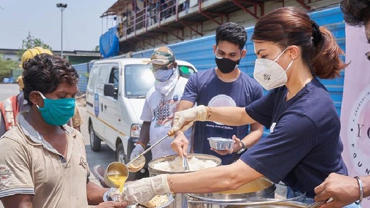 পথে পথে খাবার বিলাচ্ছেন জ্যাকুলিন