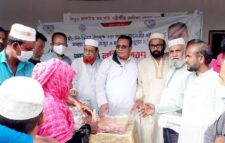 জাতীয় পার্টির কেন্দ্রীয় কমিটির সদস্য ও ফিজার সত্তাধিকারীর অর্থায়নে শাড়ী ও লুঙ্গি প্রদান